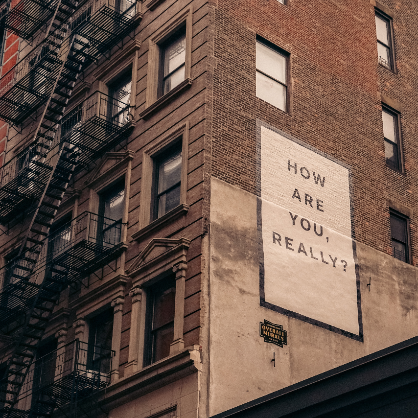 ¿Cómo estás realmente? Letrero en el lado del edificio